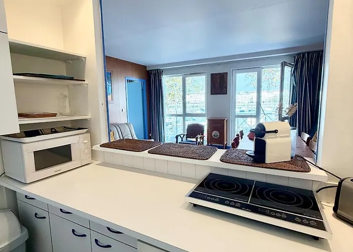 Vue Sur Port De Et Place De Parking *