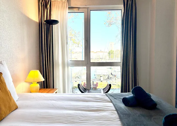 Vue Sur Port De Et Place De Parking La Rochelle (Charente-Maritime)